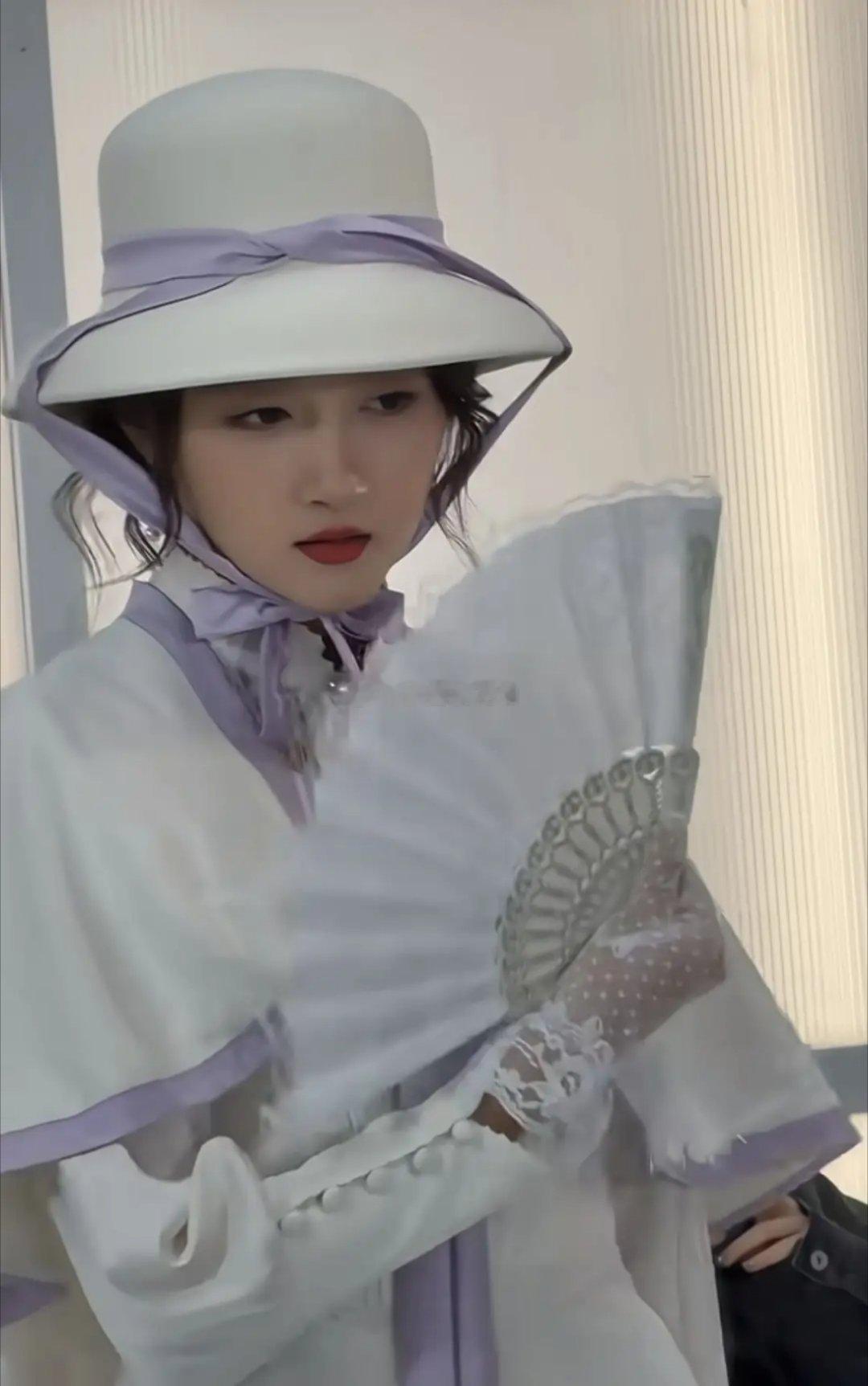 关晓彤活动造型惊艳众人，一袭白色洋装配礼帽，气质宛如留洋归来的千金，优雅又靓丽，