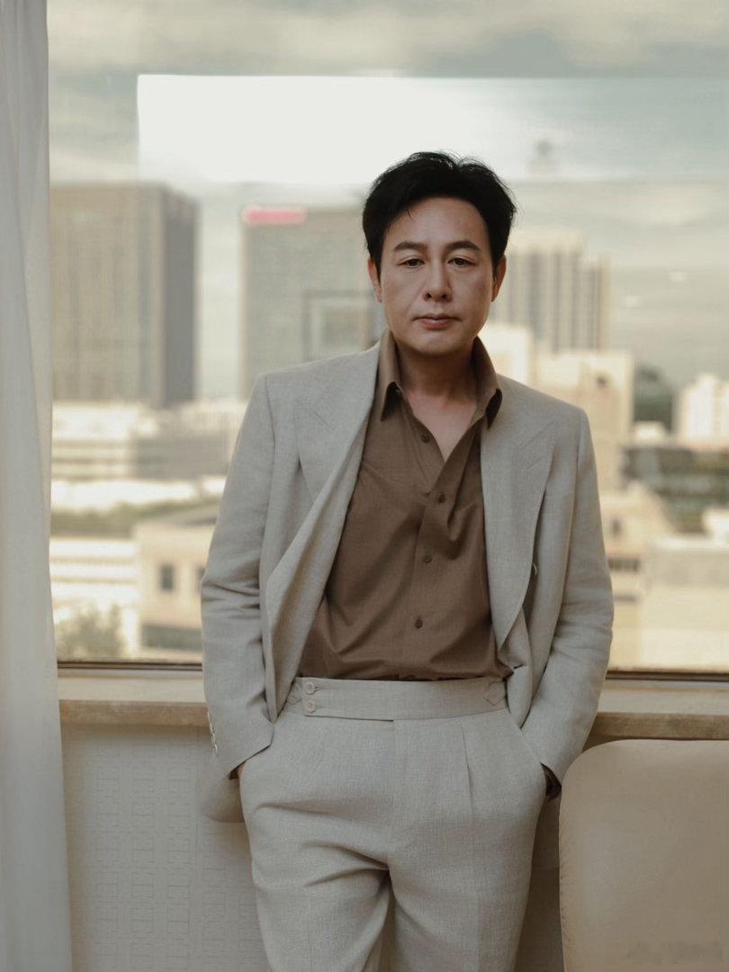 张颂文携谷雨亮相总台共创伙伴大会 张颂文带着《谷雨》闷声干大事的样子真的好酷！悄