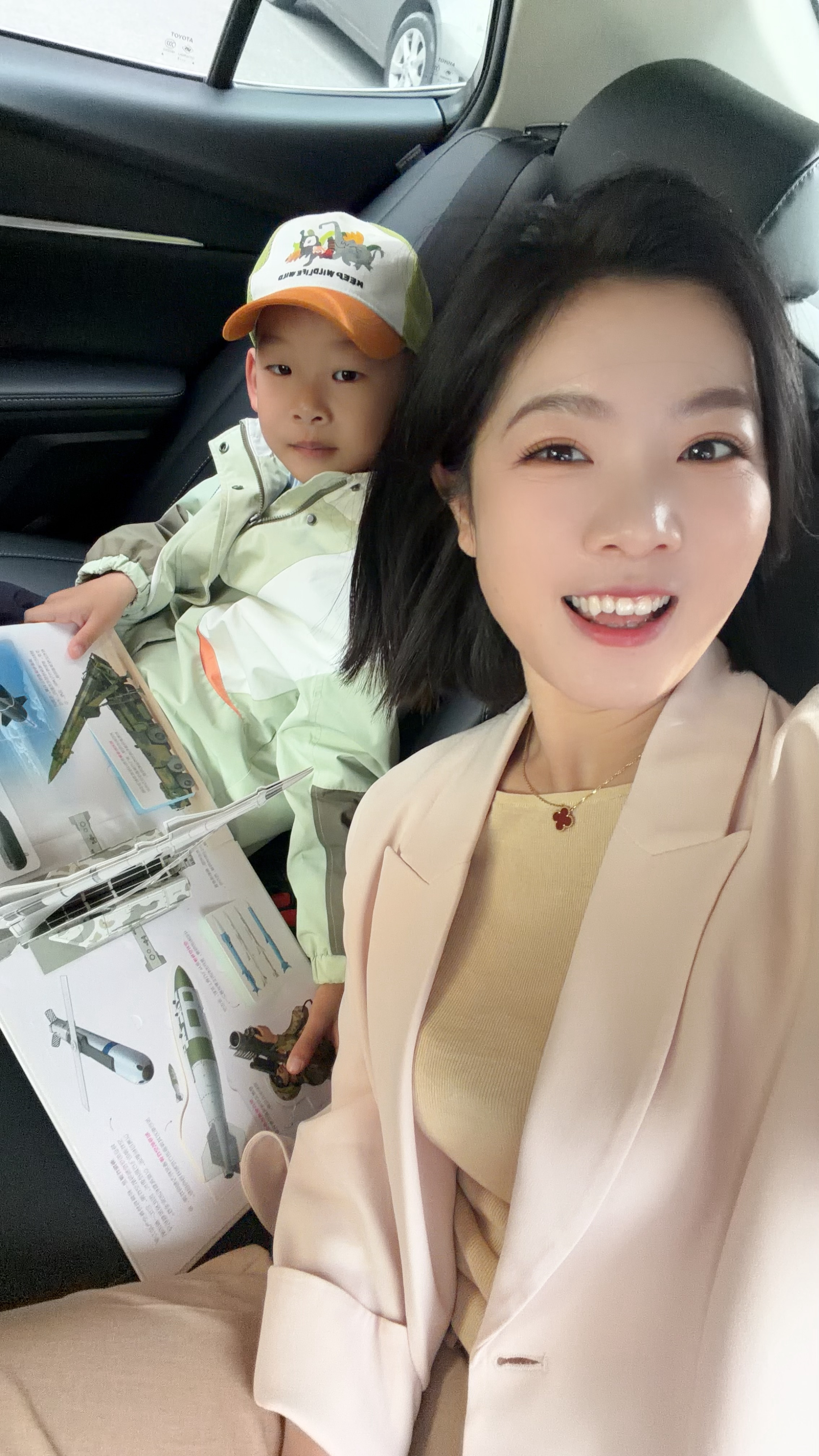 今天火箭总上班，带娃+拍摄！自从上了小学，小火箭的档期就很难约了在火箭爸的撺掇下