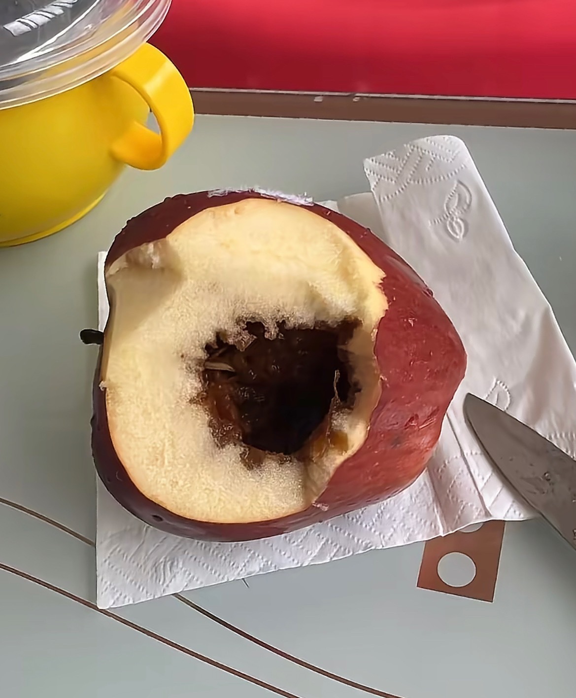 【玉林某站路一门店买到坏水果老板不认】近日，网友爆料称：玉林市某站路一水果店，卖