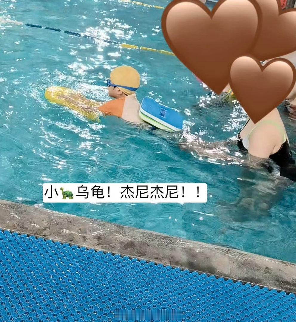 胖胖之前一年长了10cm，身高135.5这样~测出来骨龄偏小松了口气~然后还测了