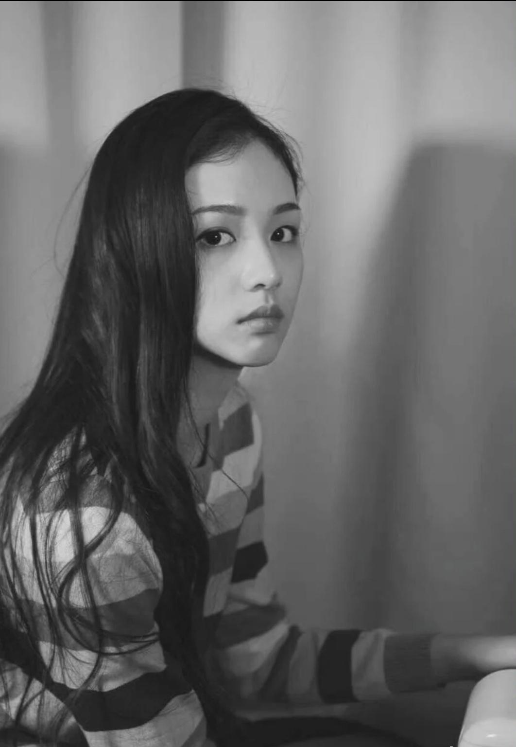 早期的也子，没有太多修饰的妆容反而更凸显了美貌 ​​​