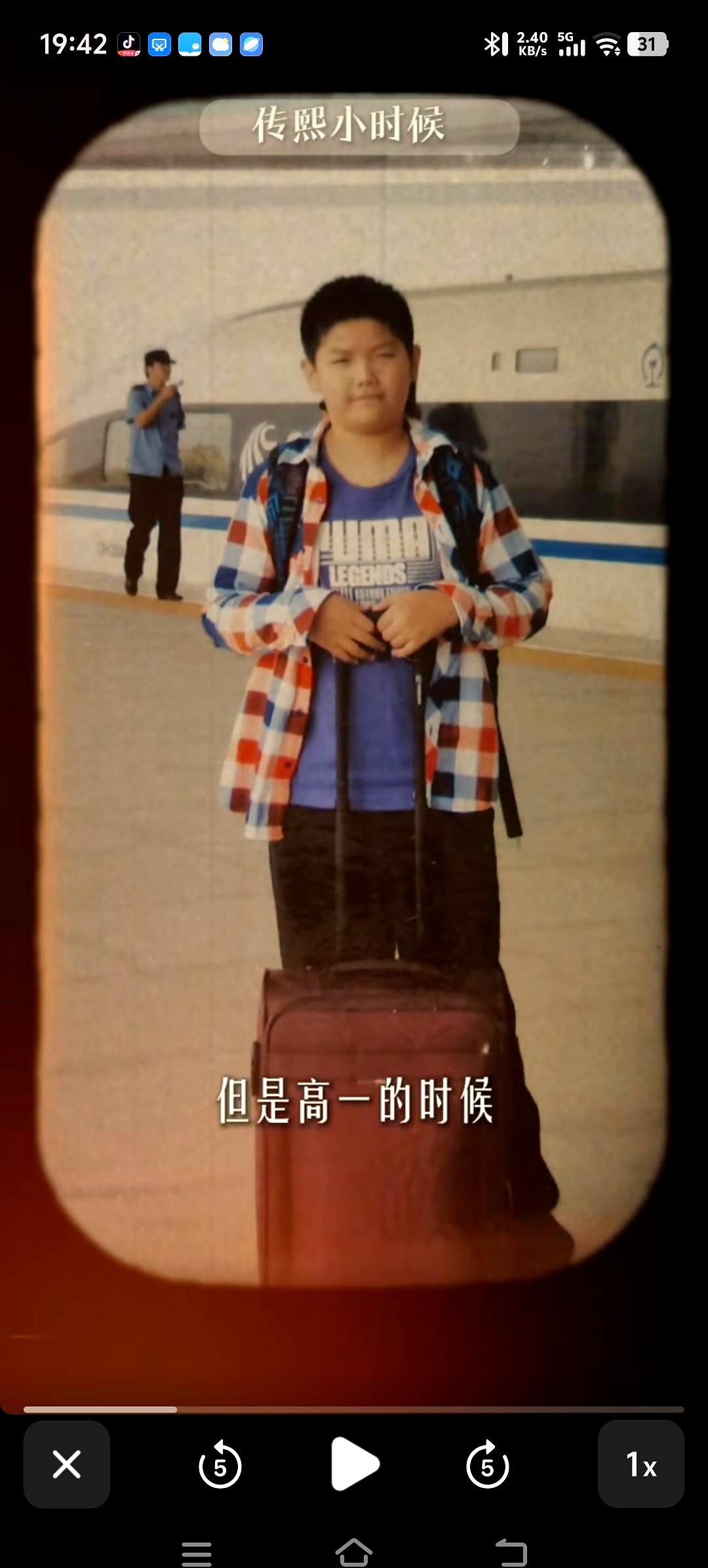 高三晚自习散场时，走廊还亮着，董董提起那句“饿不饿，吃肯德基吗”，耳边就是家的味