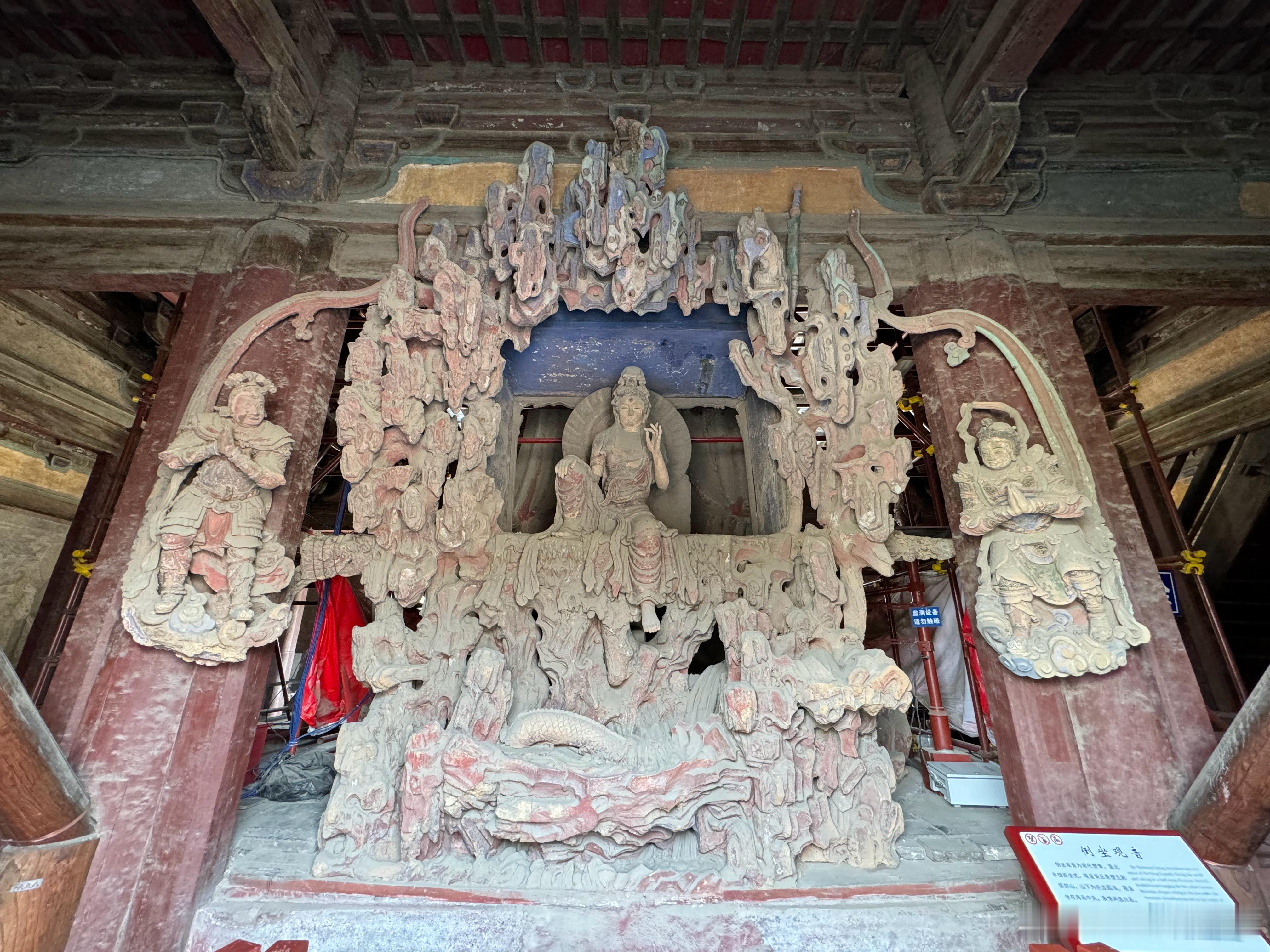 独乐寺观音阁的倒坐观音，两侧关羽与韦陀，明代彩塑。  ​​​