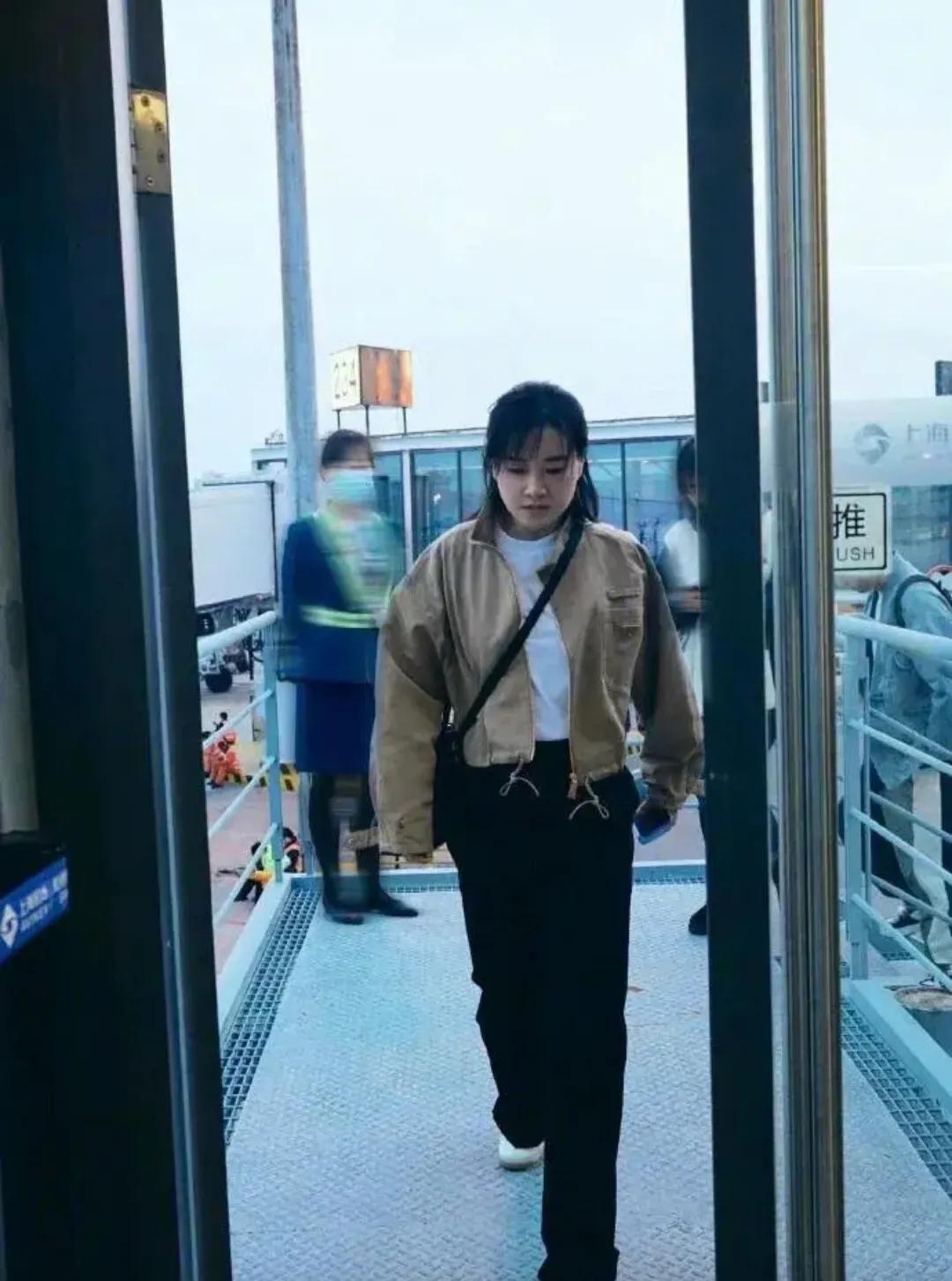 贾玲瘦下来之后的这次街拍
看起来很不错呢，普通而不普通
身穿卡其色短外套，内搭白