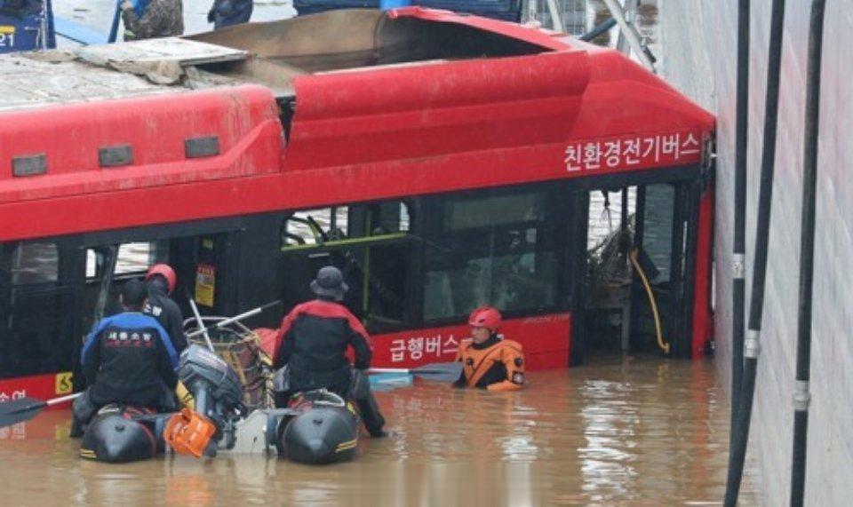 韩国忠清北道清州市的五松地下车道15日因暴雨被淹。截至今天上午11时，该事故的死