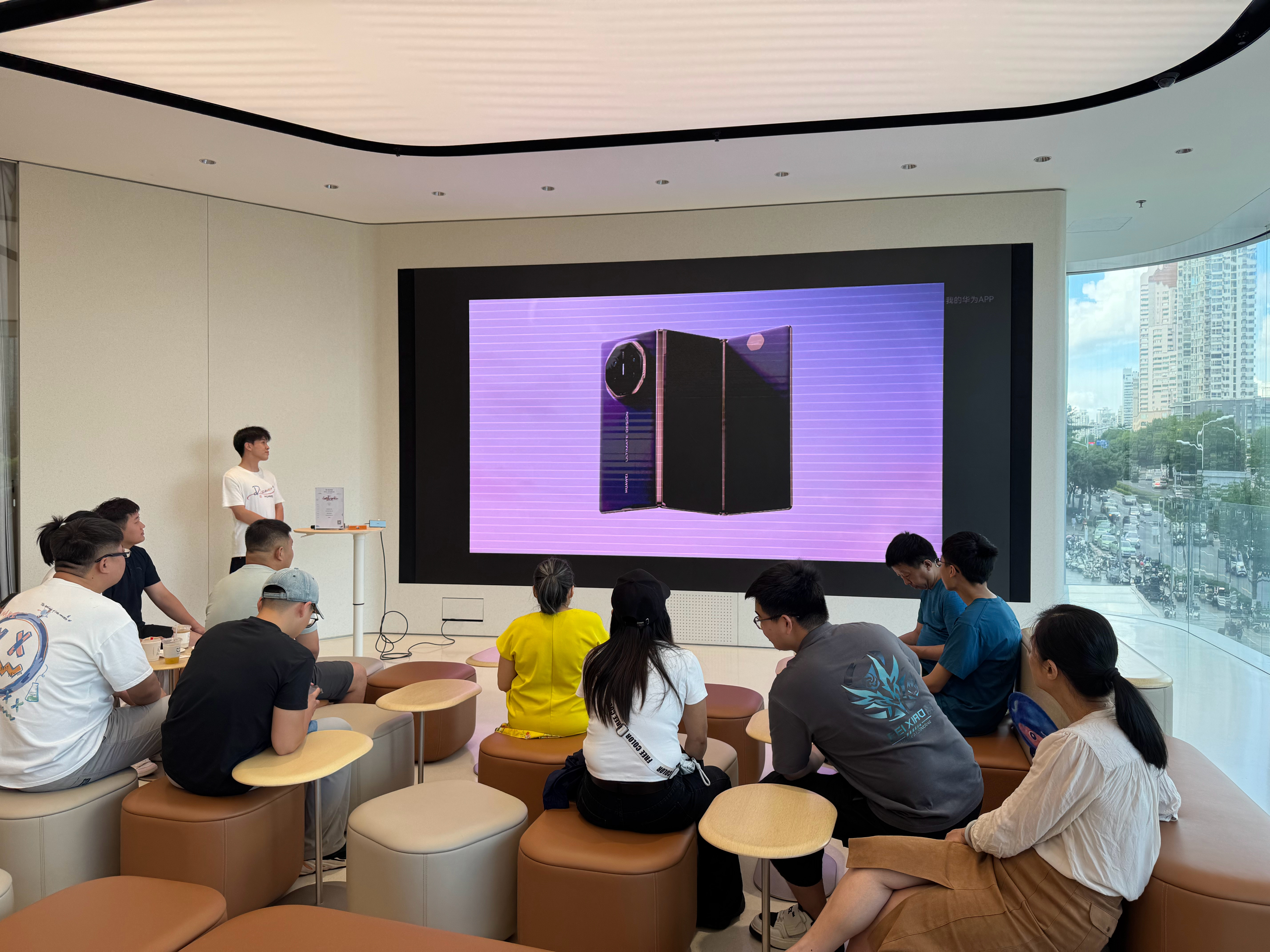 华为三折叠热度挺高哇，路过华为门店这么多人观看发布会，估计都是抢首发的吧[嘻嘻]