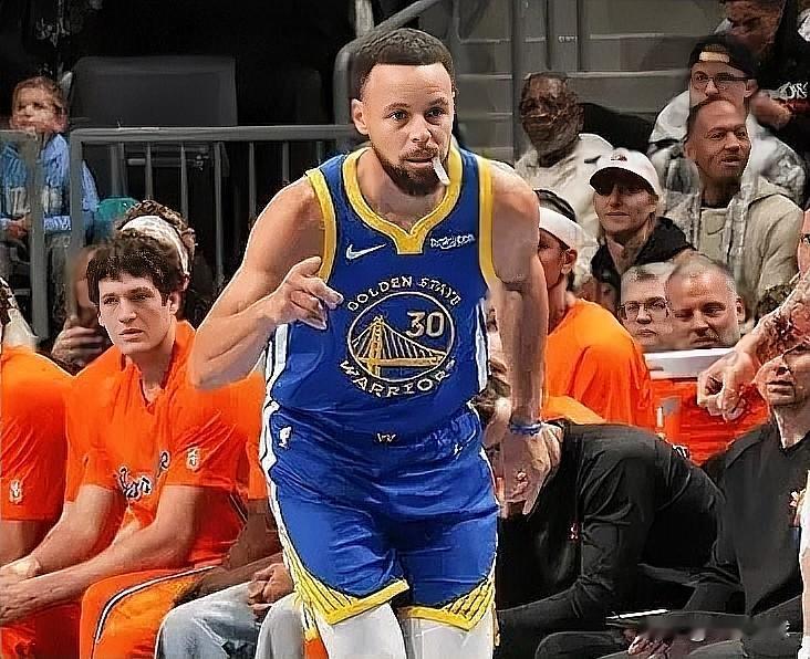 勇士老将库里真是球队定海神针啊！

在今日勇士对阵黄蜂的比赛中，库里半场出战16