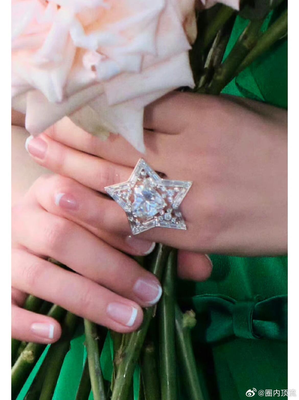 阚清子开机照戴了求婚钻戒阚清子新剧开机手上戴着求婚钻戒，姐姐好幸福 