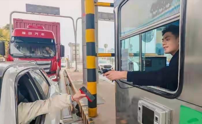 最近，安徽马鞍山郑蒲港站的“00后”收费协管员许智浩火了！他五官清秀、身高192