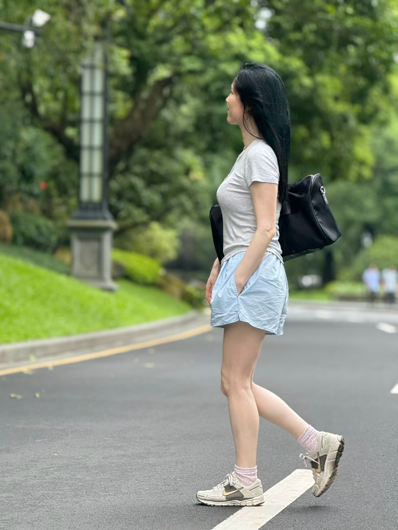 53周岁倒计时……做完运动出来，孩子爸爸说我像只雄赳赳的大公鸡所以立马拍照留念。