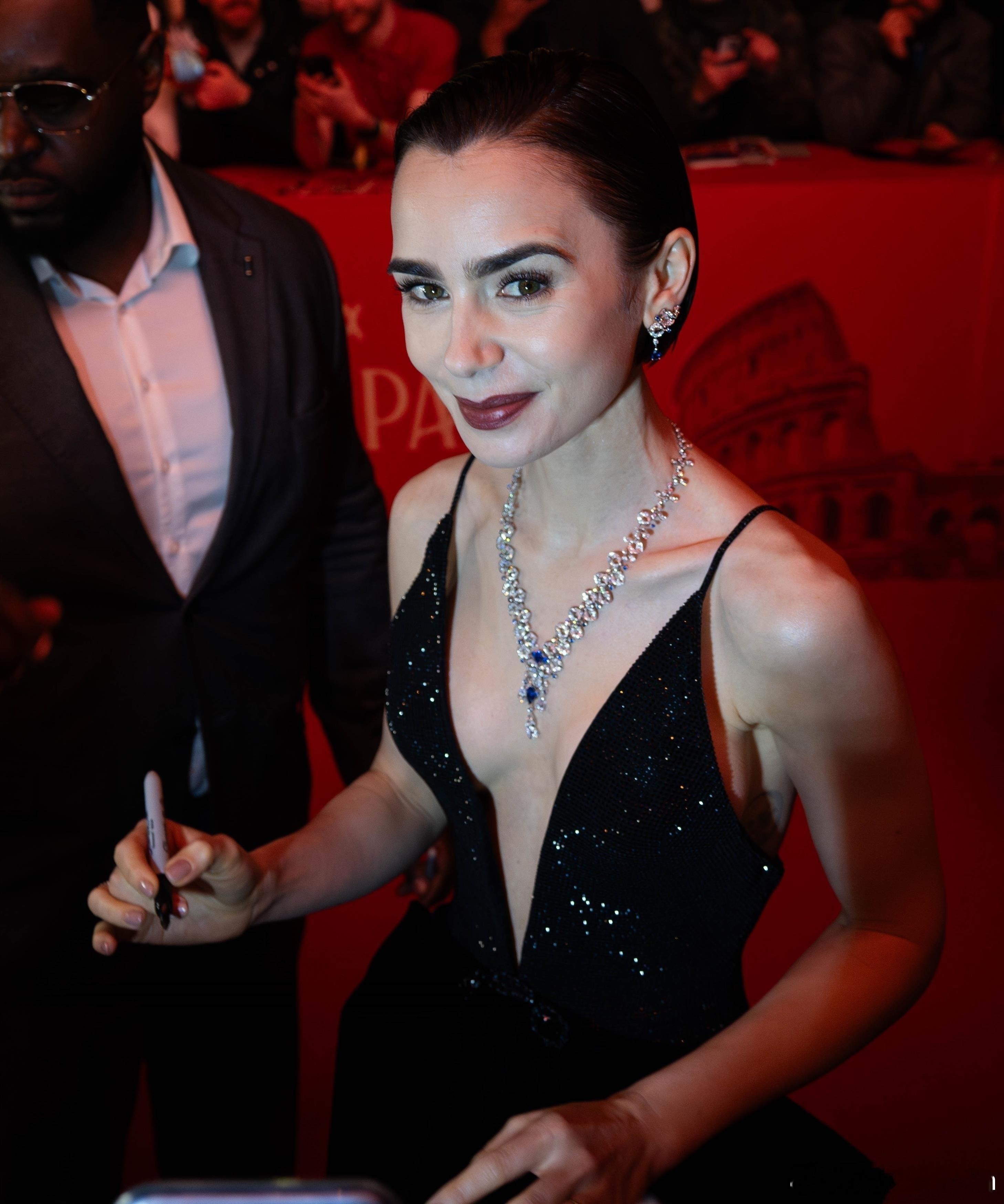 lily collins莉莉柯林斯今天抵达巴黎《艾米丽在巴黎》第五季的首映礼红毯