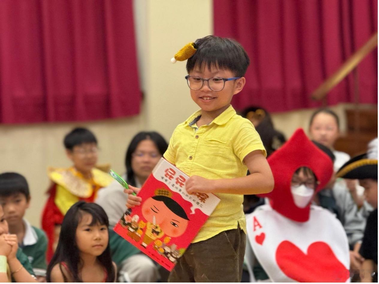 世界阅读日｜诸葛亮、花木兰现身校园？般咸道官小：让学习活起来哈哈哈，这个香港校长