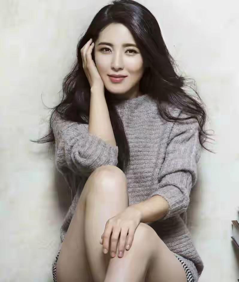 这是美女你们认识吗？
她是百年一遇的美女，雍容华贵，大气磅礴，给人一种感觉就是舒