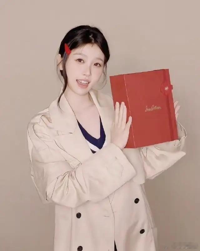 虞书欣最近被针对了但是这波争议很多人比较同情她，先是赵露思直播的时候多次被质疑内