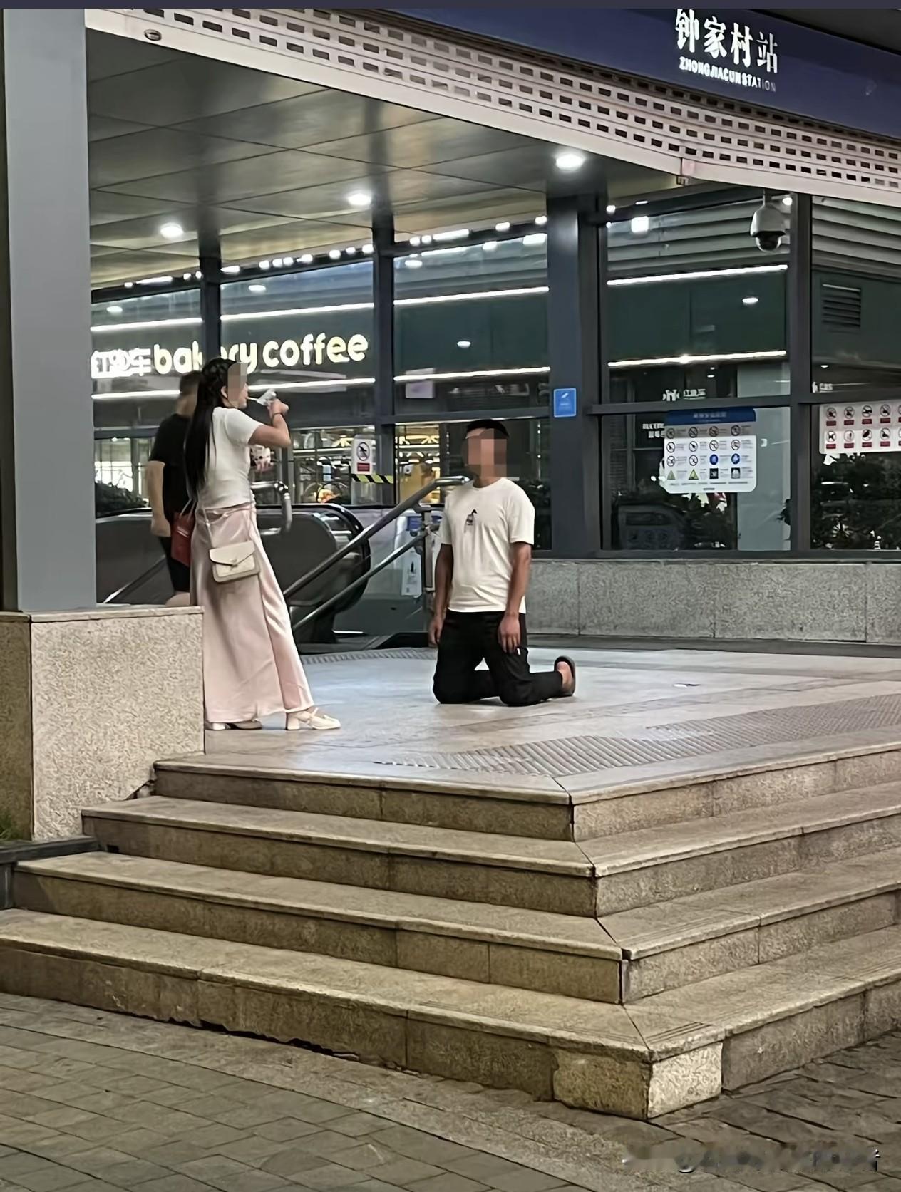 《东京爱情故事》告诉我们，爱是奋不顾身；《北京爱情故事》说，爱是现实与理想的拉扯