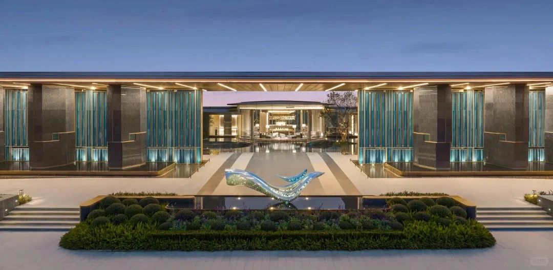 杭州新房卷产品力，也看大门。北京第一长的建发观云的大门长59米，杭州绿城玉海棠的...