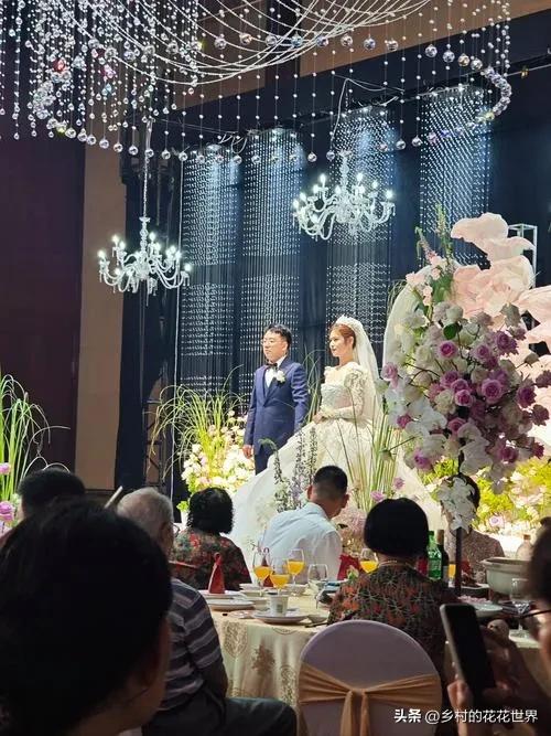 昨天参加了一场特殊的婚礼：女方父母离婚，母方重组家庭。虽然这种现象放在现在的这个