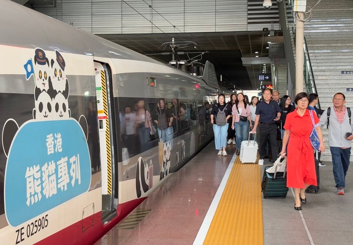 【#广深港高铁跨境客流上半年突破1500万人次#】记者6日从深圳铁路部门获悉，2