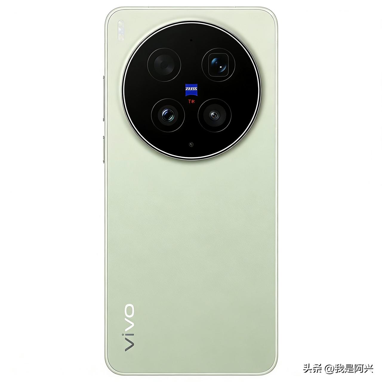 我用豆包P了一个纯色一体的淡绿色后盖配色，这个配色相比较官方的拼接设计，你觉得哪