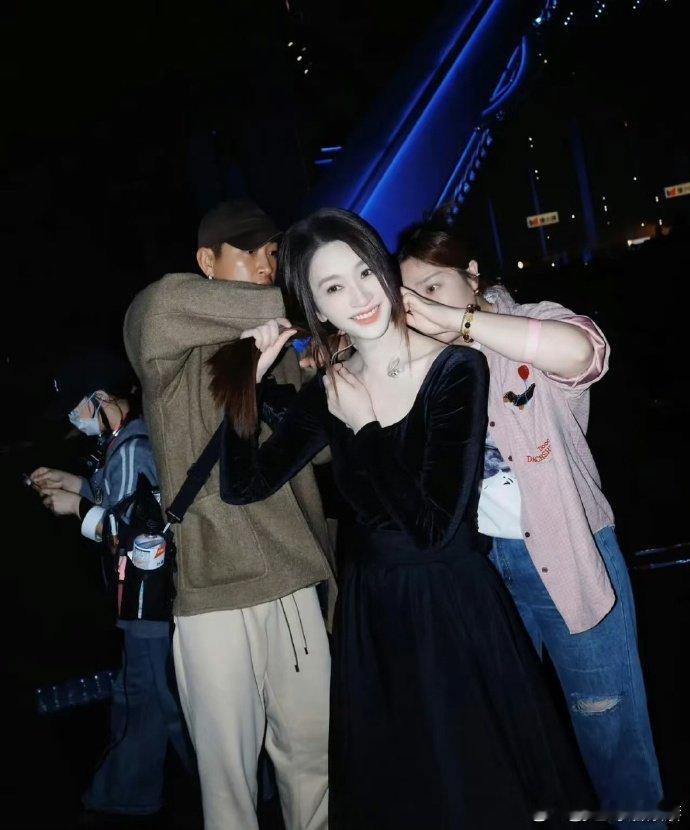 李小冉又在哪儿闯祸呢 乌兰图雅面前乱改歌，王铮亮朋友面前唱错歌，三鞠躬道歉也太真