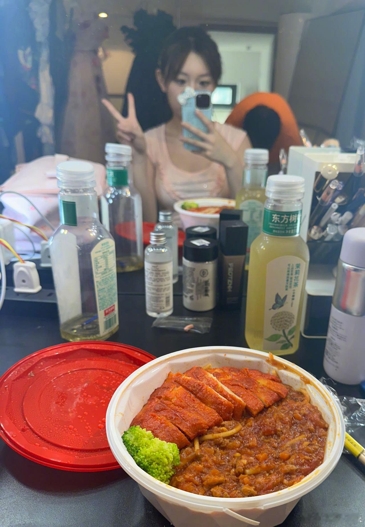闺蜜开了个摄影工作室，今天把我拉去创作了，她说在玩真人芭比娃娃哈哈哈，以后漂亮照