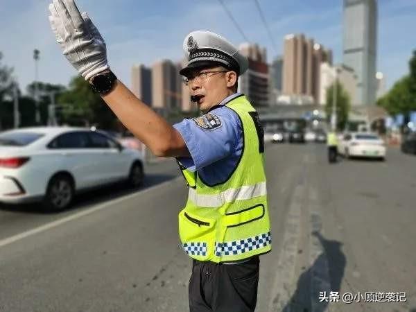 看得真心心疼！武汉迎来酷暑高温，热浪席卷全城，大家都想躲在空调房纳凉，却有一群人