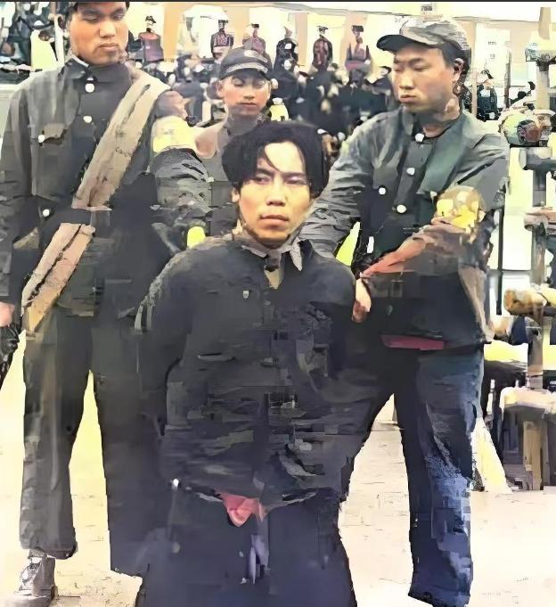 1951年1月，戴笠的儿子戴善武被五花大绑，跪在地上即将被执行死刑。被枪毙的时候