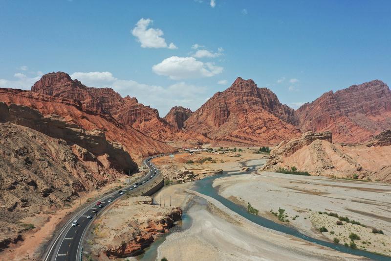 2025年网络谣言真是防不胜防啊！就说新疆天山大峡谷景区，近日网上疯传“天山大峡