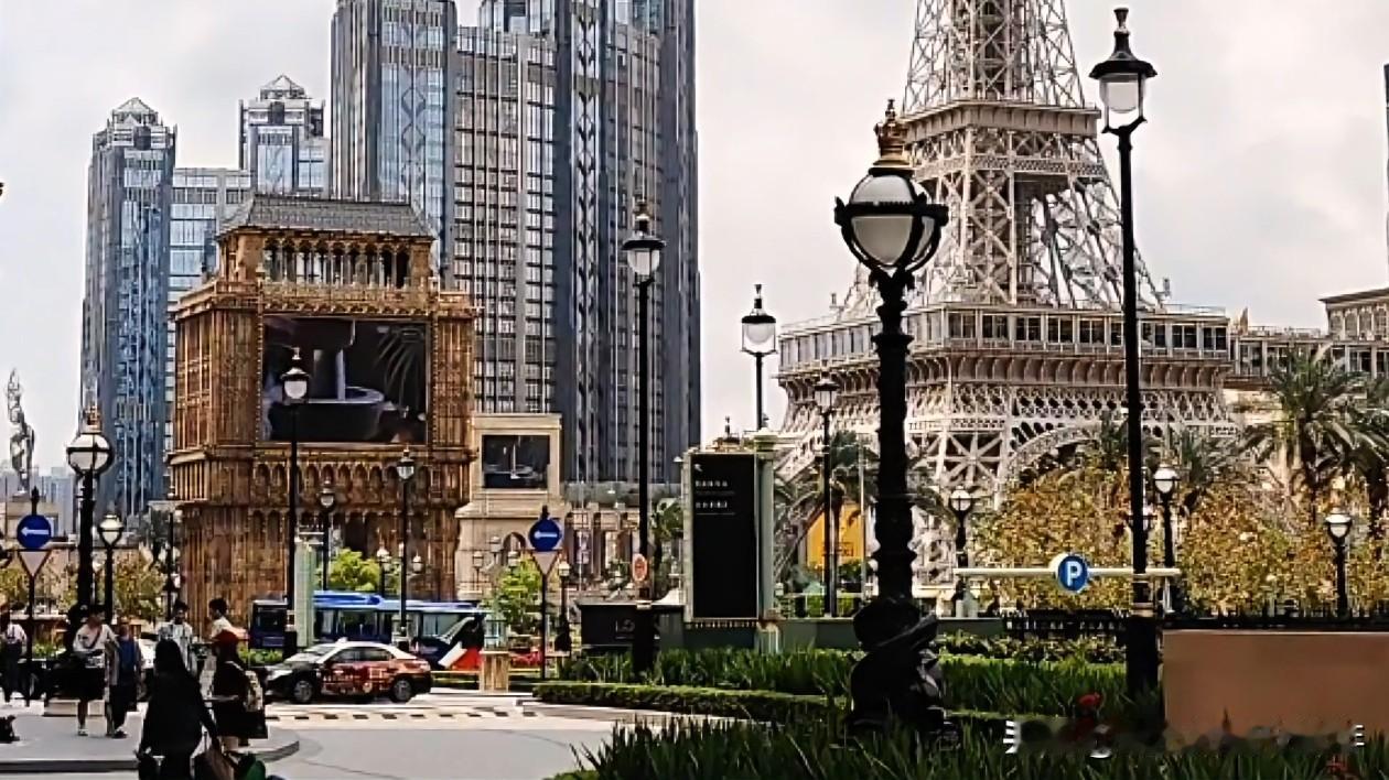 你对陌生人总是彬彬有礼，对家里人却格外苛刻。
面对同事的小失误，你会笑着说“没关