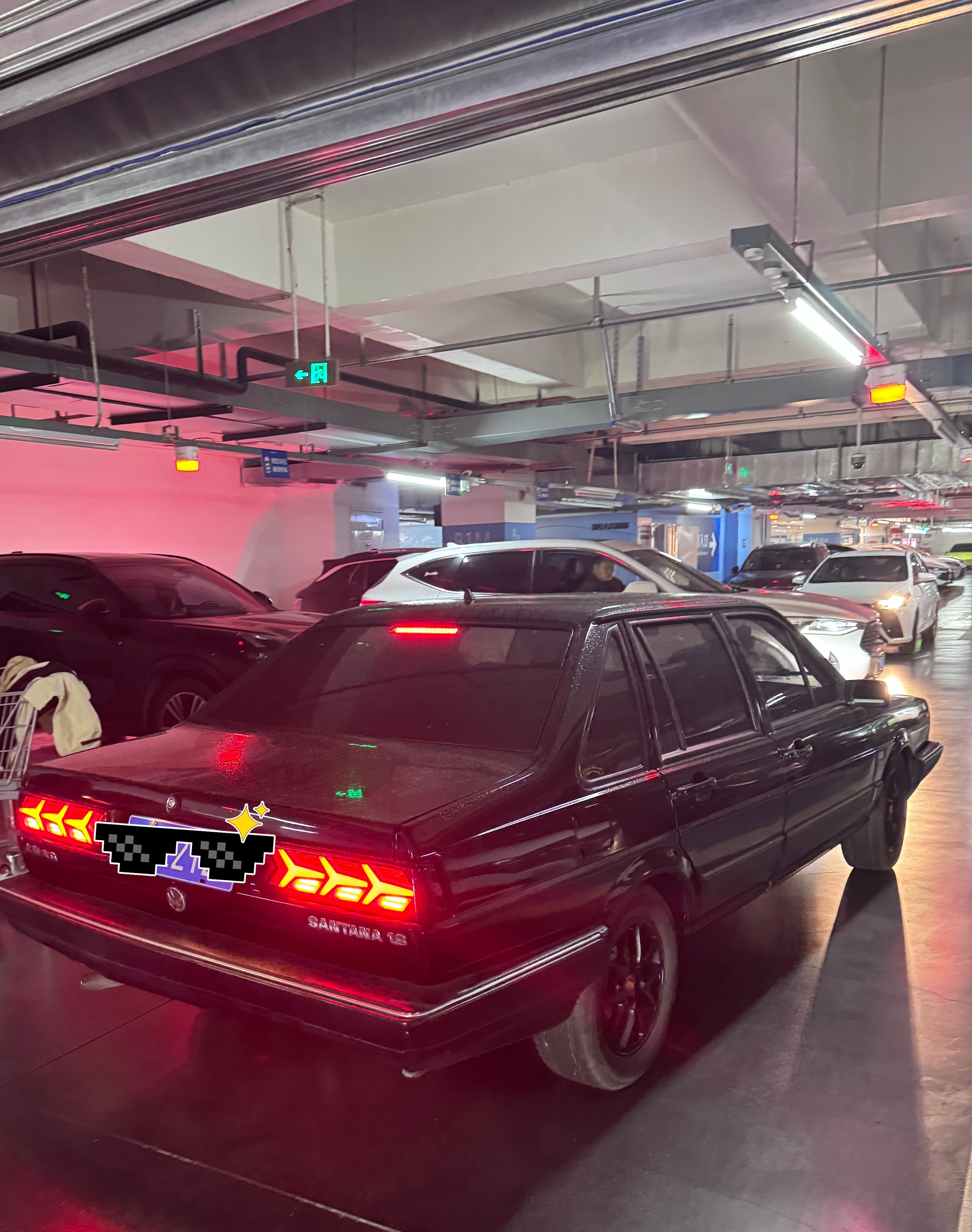 停车场偶遇到的普桑，改装了鱼骨LED尾灯和黑色轮毂。忍不住拿起手机拍一拍～我的日