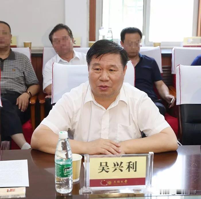 曾担任大同煤矿集团副总经理的吴兴利是兰州理工大学的杰出校友，他1979年考上甘肃
