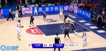 周琦三分＋站 帽！
相较海外联赛，CBA的强度确实低不少！
周琦可以打得更放松！