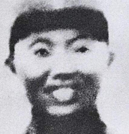 1942年，神枪手王凤麟遭叛徒出卖，被日军围在山上，打到只剩一颗子弹时，他犹豫了