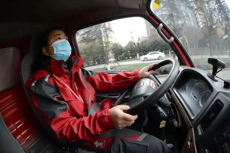 都说货车司机月入两万，可为什么没人干？撕开这张遮羞布，真相极其残酷。两万块里要扣