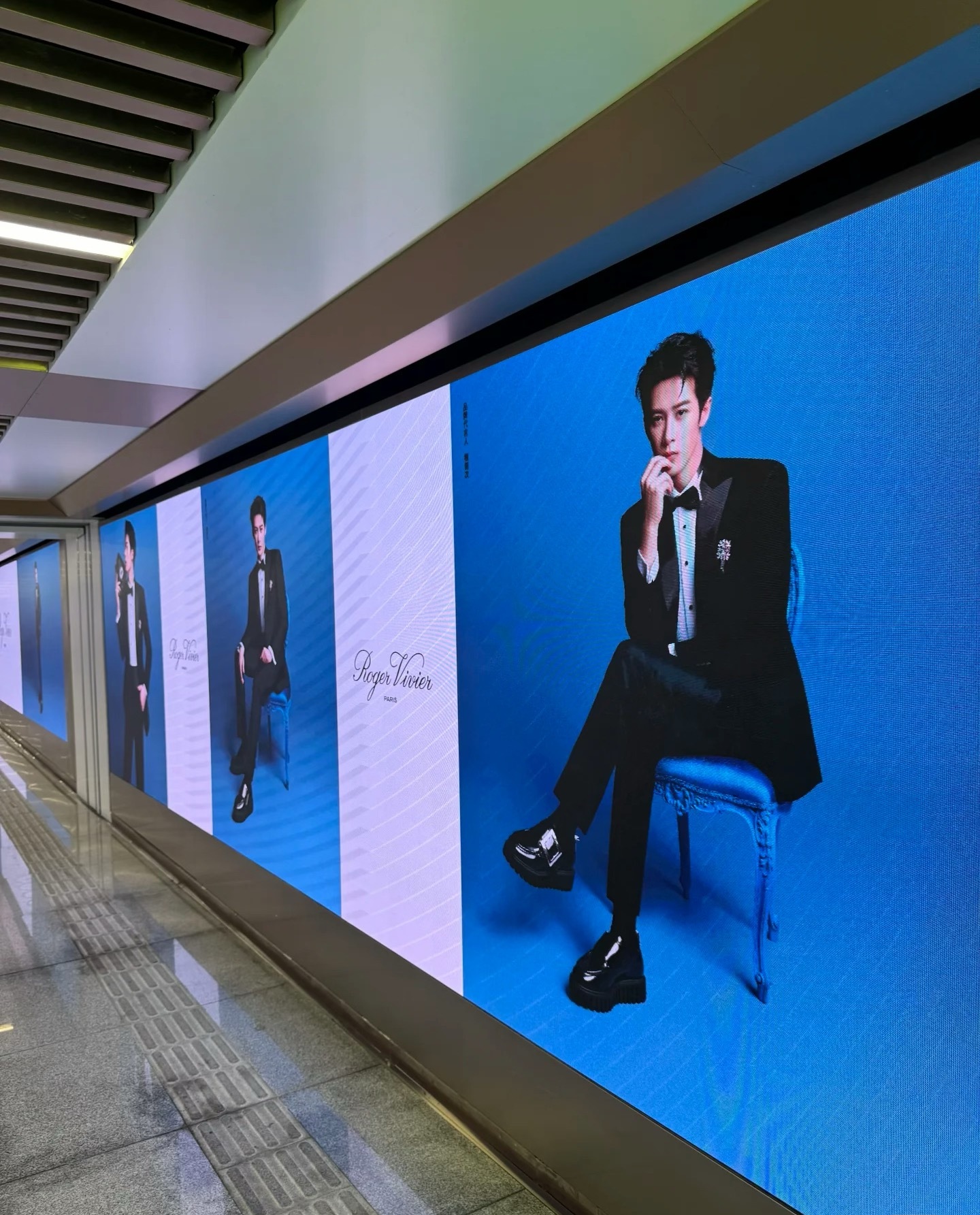 檀健次南京三山街地铁站痛铁 ​​​