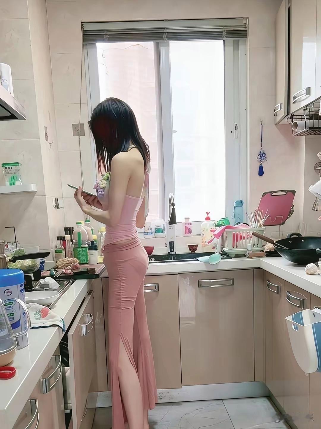 家人们快看！这是哪家的小媳妇，光着脚丫子就冲进厨房啦？打扮得这么漂亮，却只顾着低