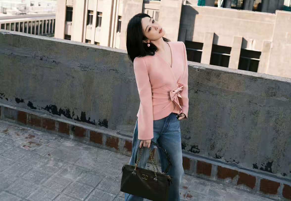 杨紫侧腰蝴蝶结杨紫出发罗马华伦天奴看秀杨紫出发罗马华伦天奴看秀 闪耀时装周！！！