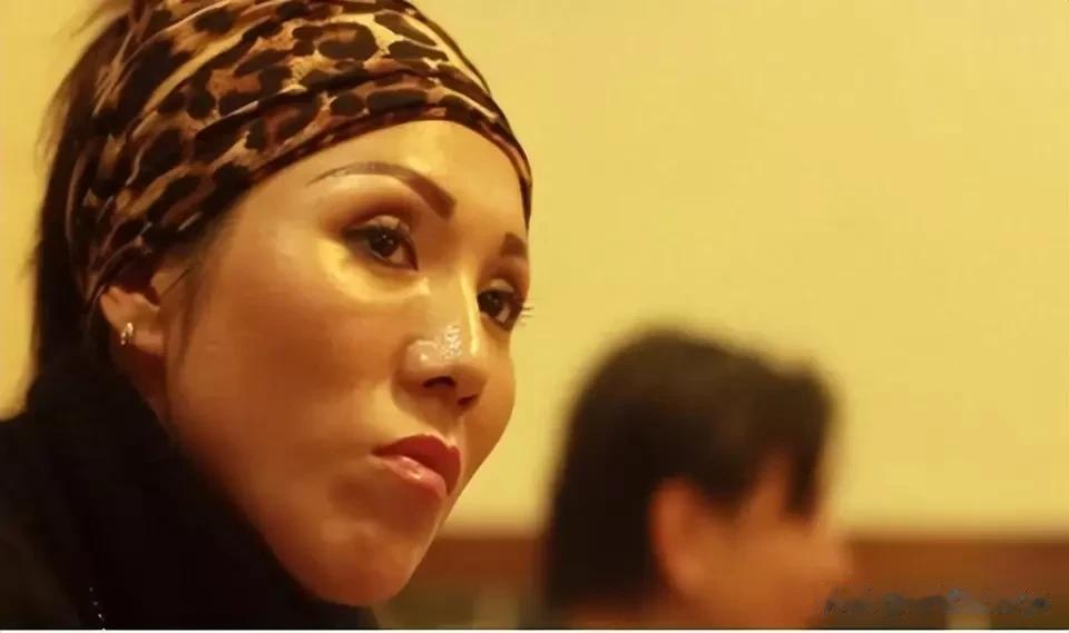 唐孝炎出生在黑龙江一个贫穷的农村。她从小就有一个电影梦。但由于家庭和性别的限制，