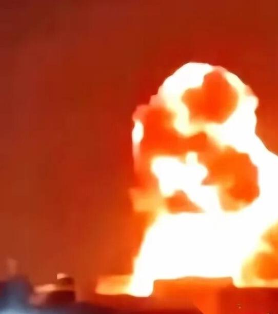 五枚导弹，拦下四枚，就那漏网的一枚，不偏不倚，正中天灵盖。炸的不是别的地方，是卡