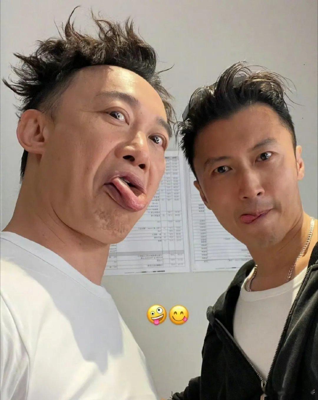 陈奕迅和谢霆锋合影，细看陈奕迅的眼珠反光感觉有点不正常，可又说不出来哪里不合理！