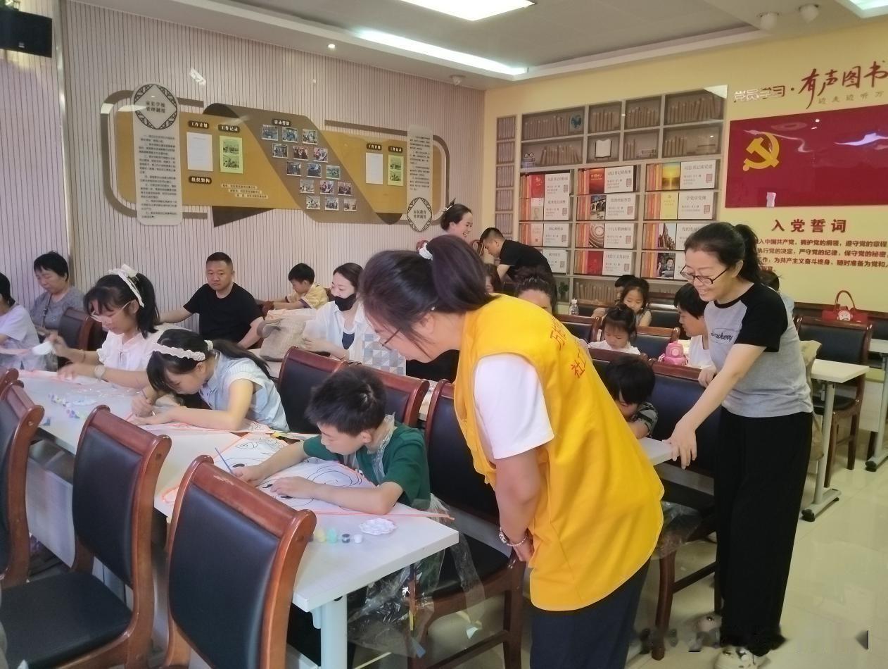 彩绘纸鸢扬童趣！万柏林区兴华街道千峰北路社区开展风筝DIY活动
 
彩绘纸鸢扬童
