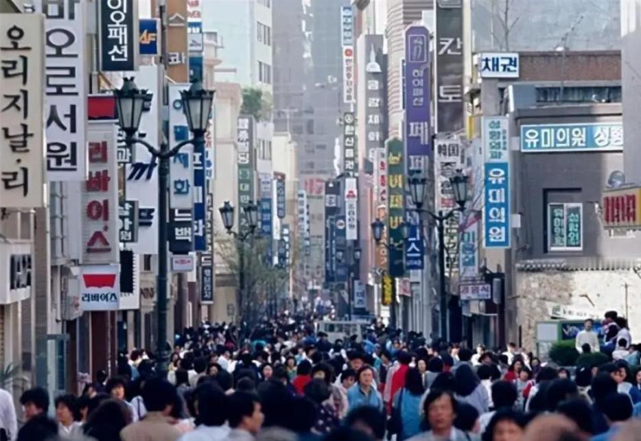昨晚，和一位在首尔的朋友聊天，他说韩国“卖股买房”特别火。

过去一年，KOSP