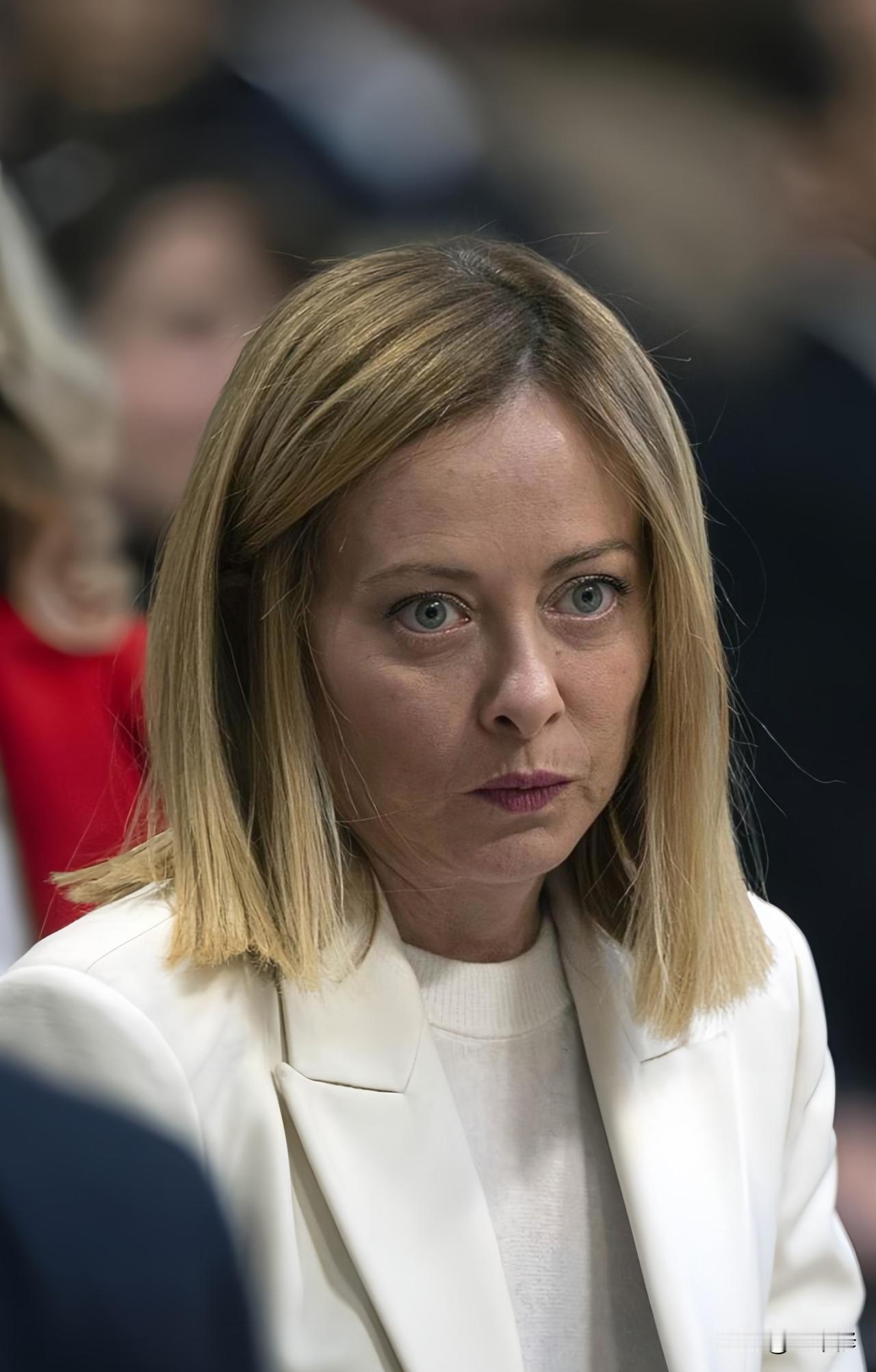 意大利总理梅洛尼最近有点“难”，宪法公投以54%反对票失利，却没有倒下。这个曾被