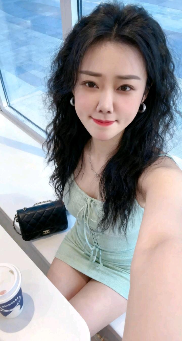 在咖啡店自拍，心情不错哦！爱拍照的女生究竟有多迷人呢? 咖啡自拍 闺蜜咖啡馆自拍