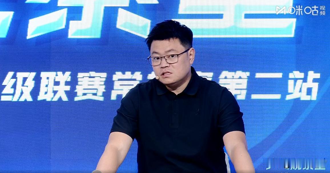 侯英超的分析一针见血，
直言：
双右组合的接发球，不要摆短，以拧拉为主，

第一