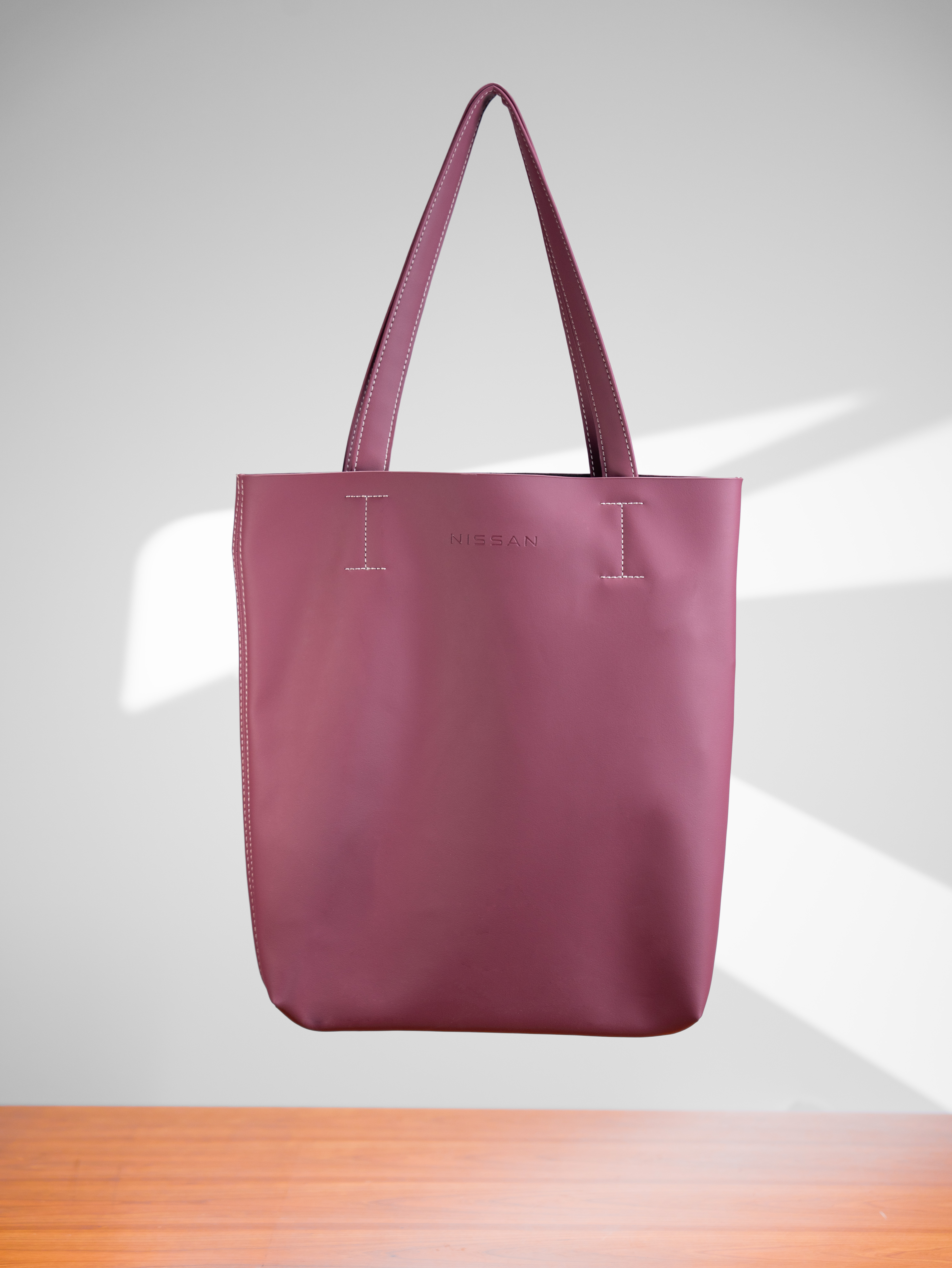 拿到日产N6新配色同款的托特包了，讲真目前三款配色都挺不错，配合大沙发非常舒适的