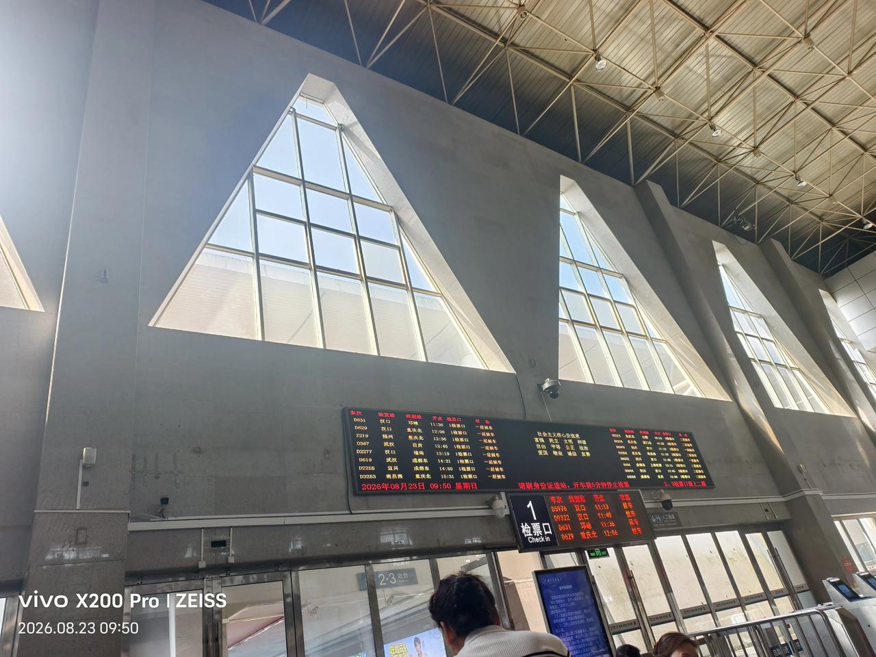 在利川谋道避暑49天，今天准备回襄阳了，这是在利川火车站等车[作揖][作揖][作