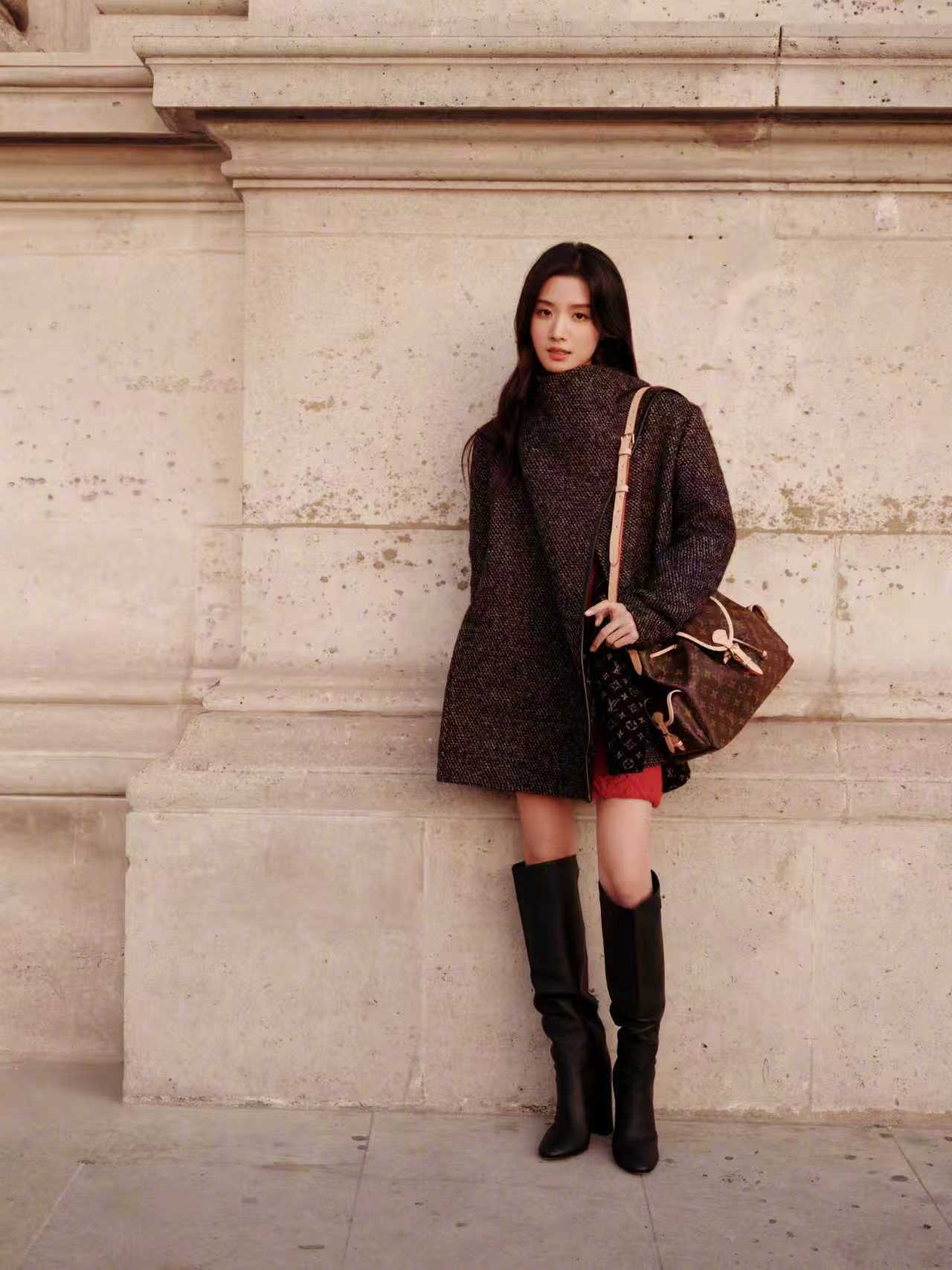 卢昱晓的 Louis Vuitton 巴黎时装周新造型来了，粗花呢大衣自带复古气
