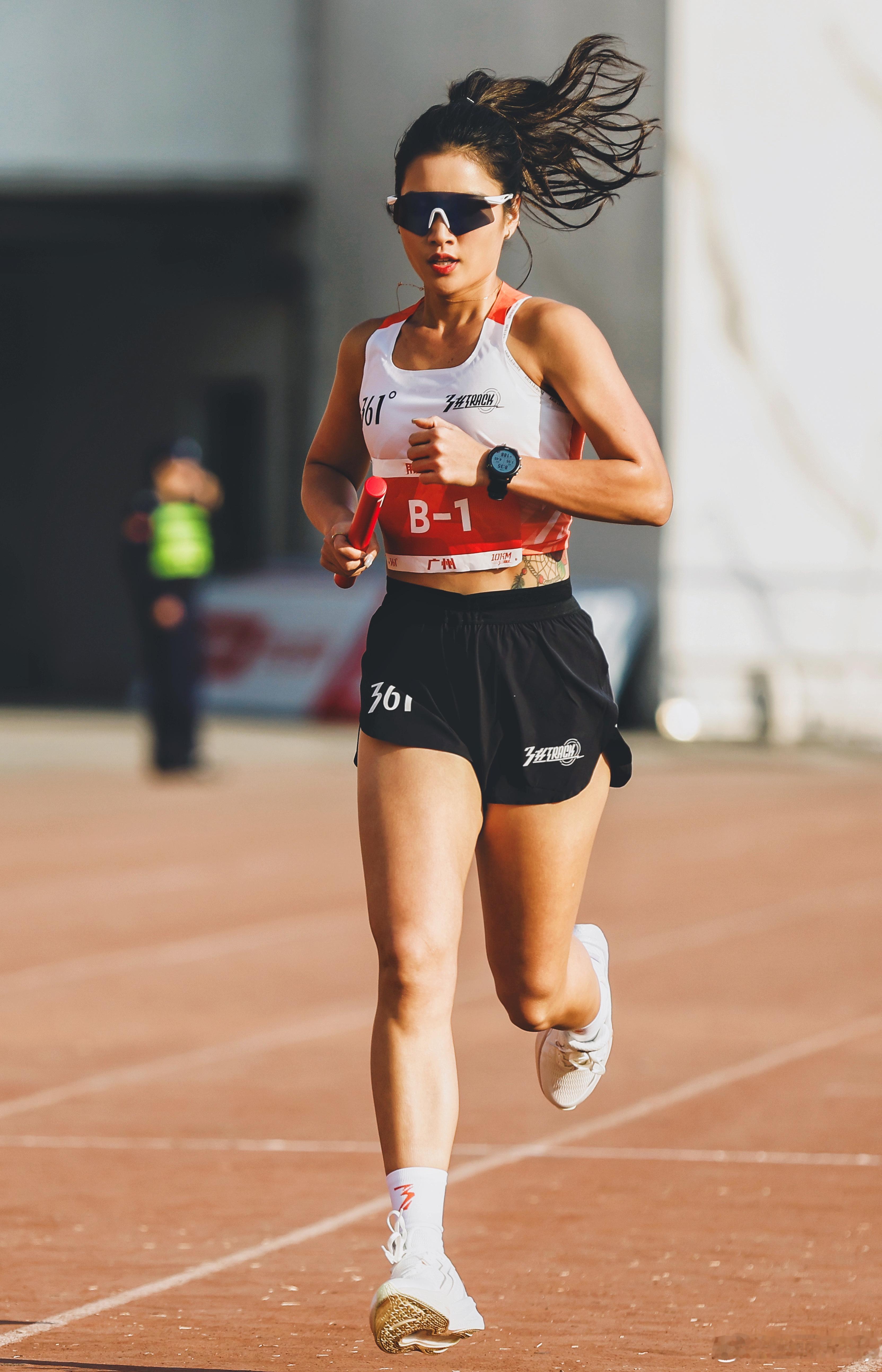 专业组的10KM年度巅峰对决真的太燃了！[哇]草根大神聂旭东以29分45秒刷新赛